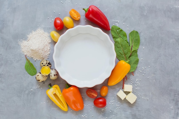 Świeże składniki i talerz z jedzeniem